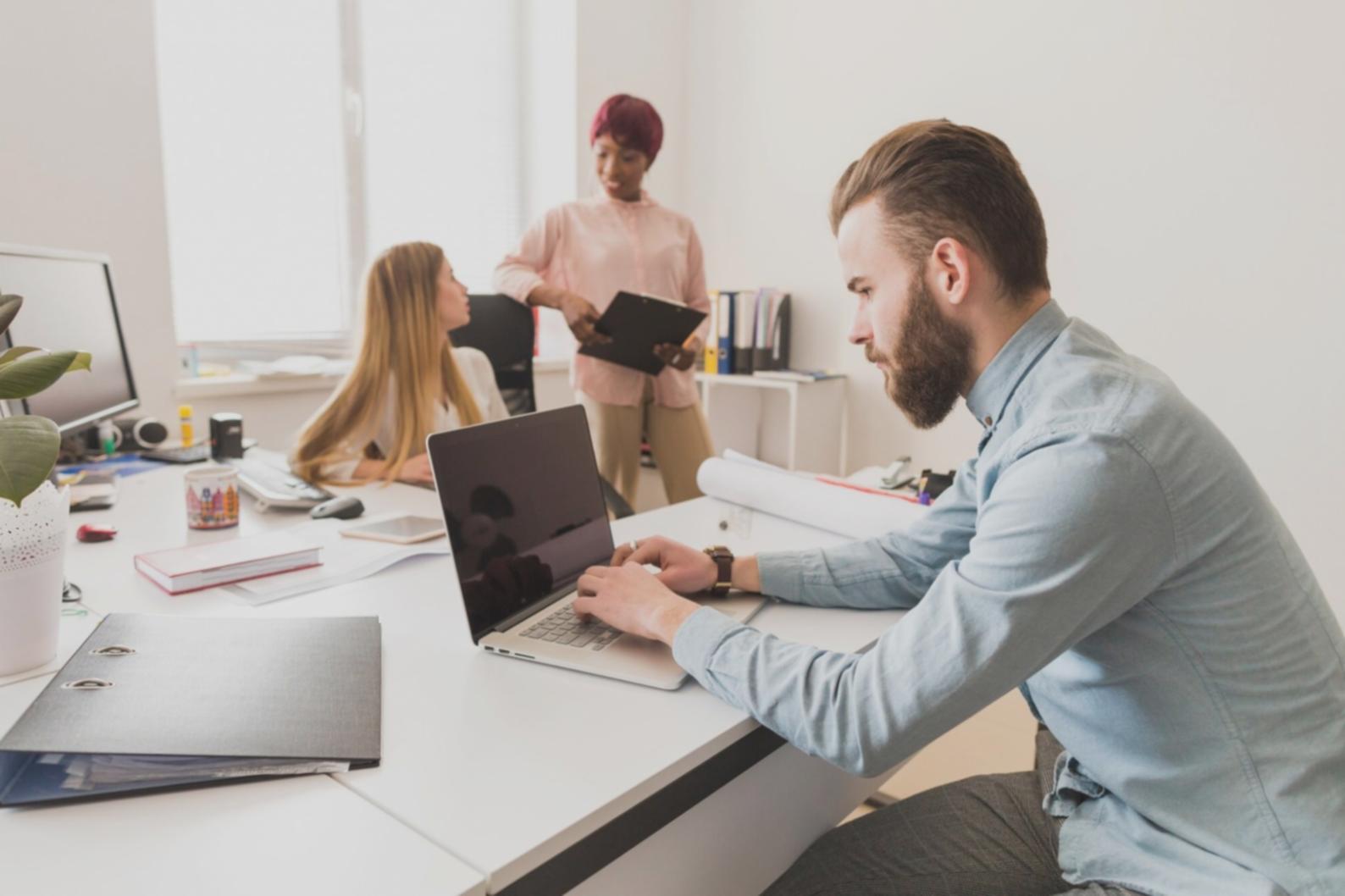 Personne analysant ses finances sur un ordinateur portable avec des graphiques budgétaires